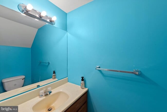 Building Photo - 8833 Hawthorne Ct