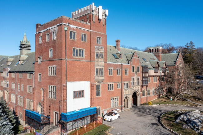 Primary Photo - Chateau Rive Apartments