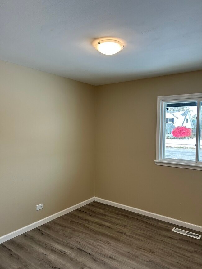 Building Photo - 176 Craig Dr W