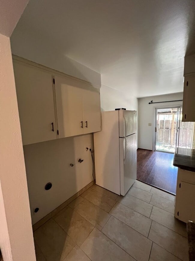 Building Photo - Charming Apartment with Solar