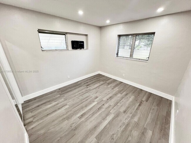 Building Photo - 226 SW 6th St