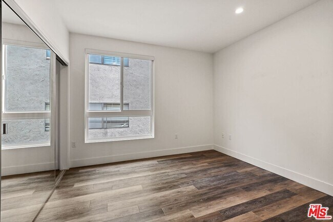 Building Photo - 2321 Fox Hills Dr