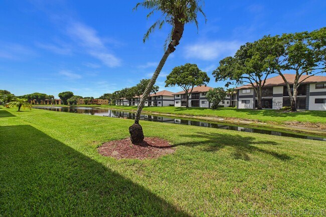 Building Photo - 15451 Pembridge Dr