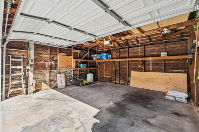 Building Photo - 1041 Yale Ave S