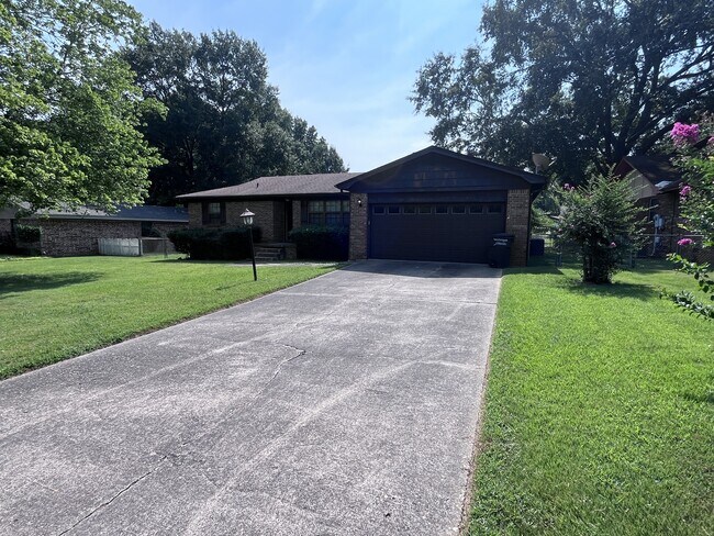 Building Photo - 215 Berkshire Cir