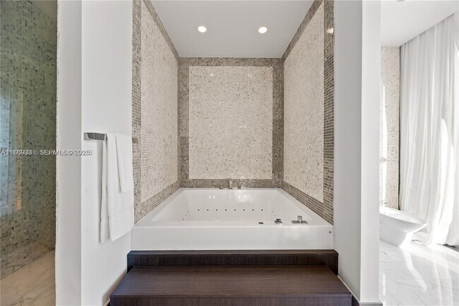 Building Photo - 200 Biscayne Blvd Way