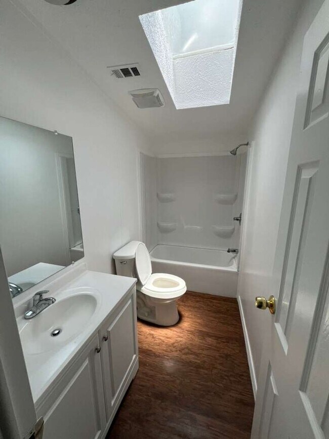 Building Photo - Large 4 bedroom 2 bathroom mobile home