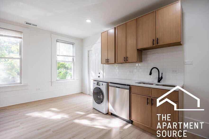 Building Photo - 2301 N Leavitt St