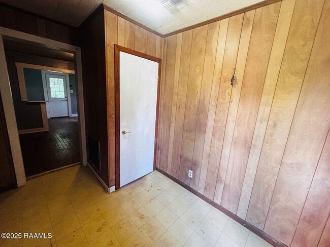 Building Photo - 119 Champagne St