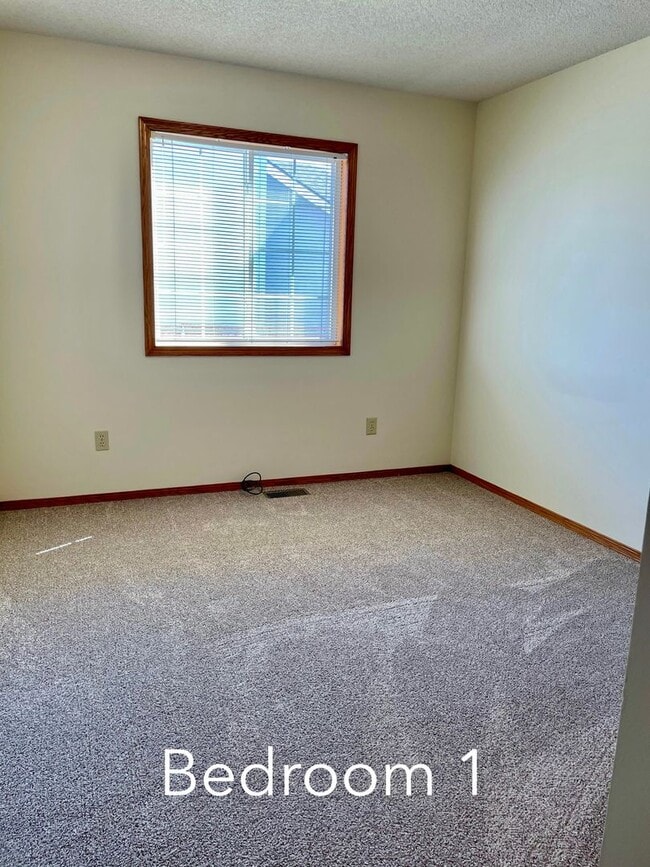 Building Photo - 720 Deerfield Cir