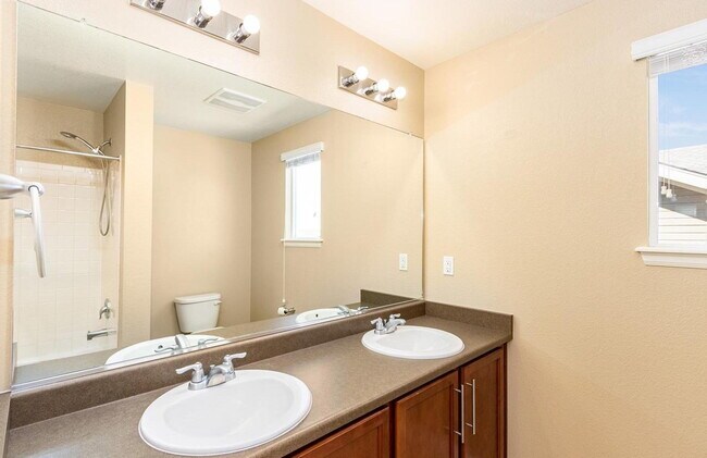 Building Photo - Beautiful 4 Bed 2.5 Bath with 2 Car Garage Home with Fenced Backyard in High Point at DIA!
