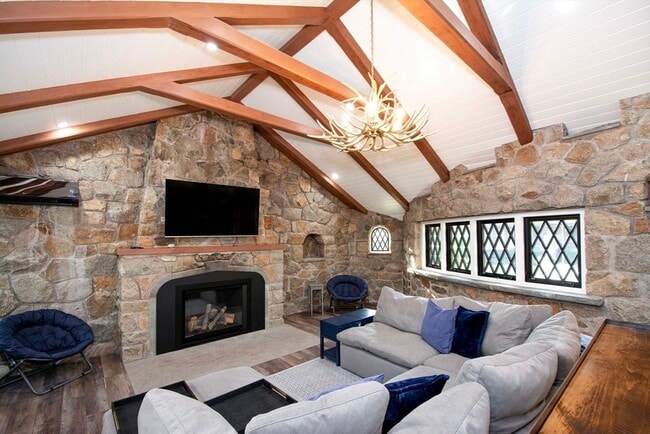 Building Photo - 19 Hobart Ln