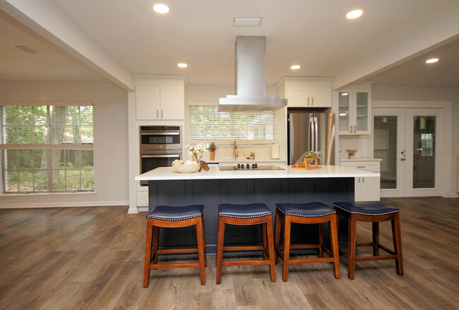 Building Photo - 596 L'Ombre Ct NE