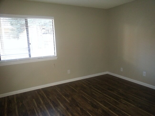 Building Photo - Newly renovated 1 Bed/1 Bath Condo near Lo...
