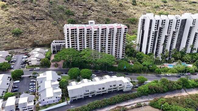 Building Photo - 555 Hahaione St