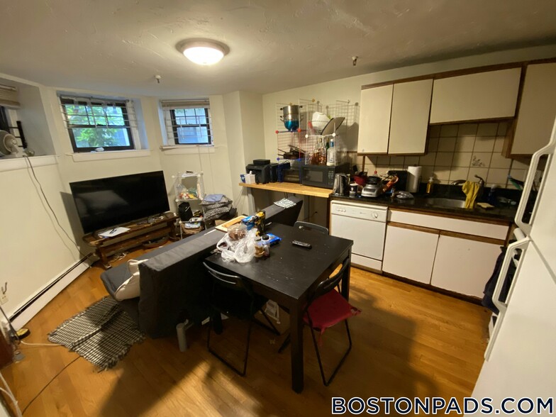 Building Photo - 58 Queensberry St