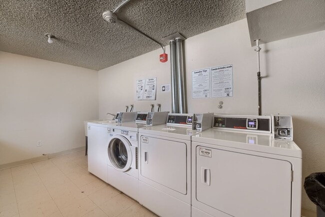 Building Photo - 130 E Highline Cir