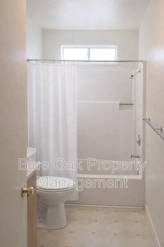 Building Photo - 635 Ivy St