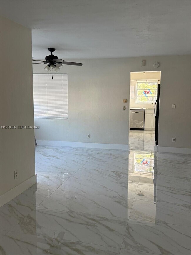 Building Photo - 1400 NE 191st St