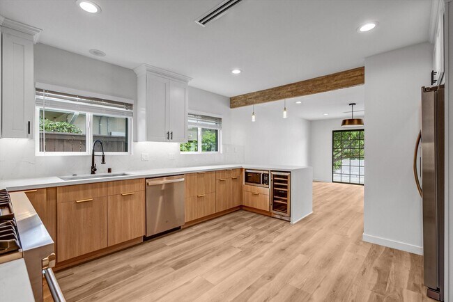 Building Photo - BEAUTIFULLY REMODELED, 5BD/4BA ENTERTAINER...