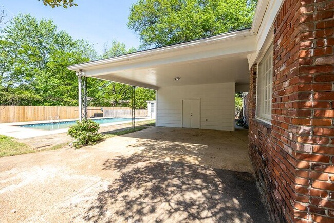 Building Photo - 1539 Brookside Dr
