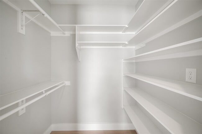 Building Photo - 323 E 24th St