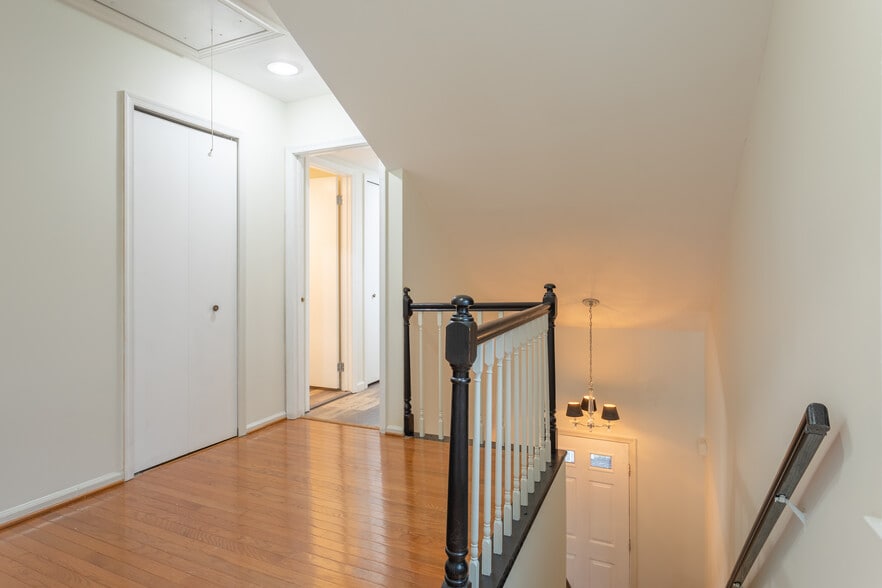upstairs/washer/dryer - 2919 S Woodstock St