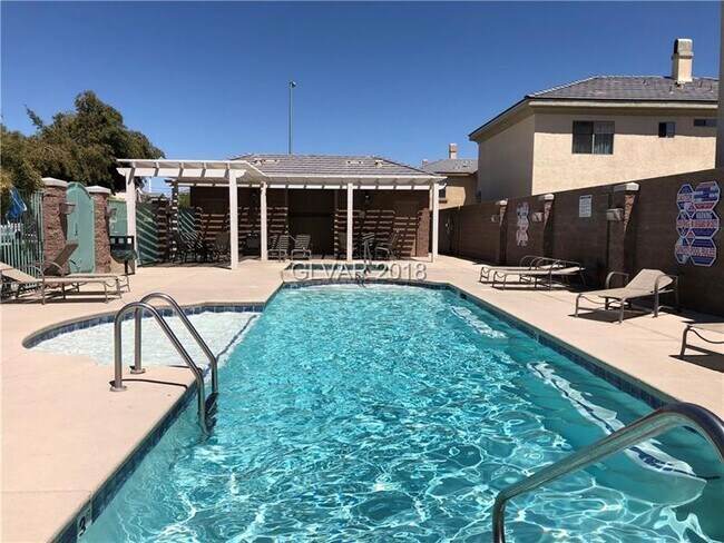 Building Photo - 3 BEDROOM HOME IN GATED COMMUNITY WITH COM...