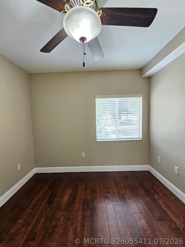 Building Photo - 1049 Golden Lakes Blvd