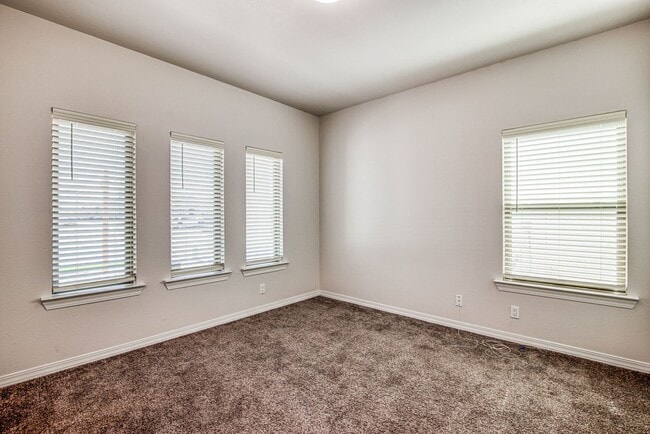 Building Photo - Beautiful  House 3 beds/3 baths. This Prop...