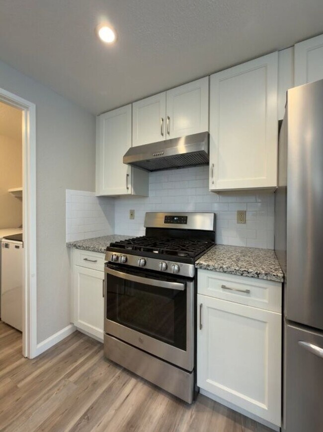 Building Photo - 204 Ashby Pl