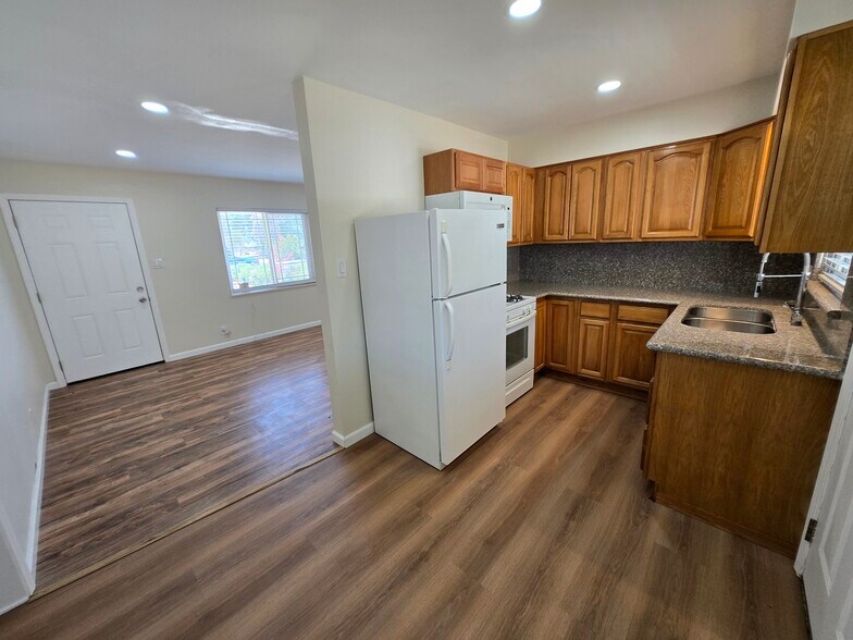 Building Photo - 16340 Villa Dr