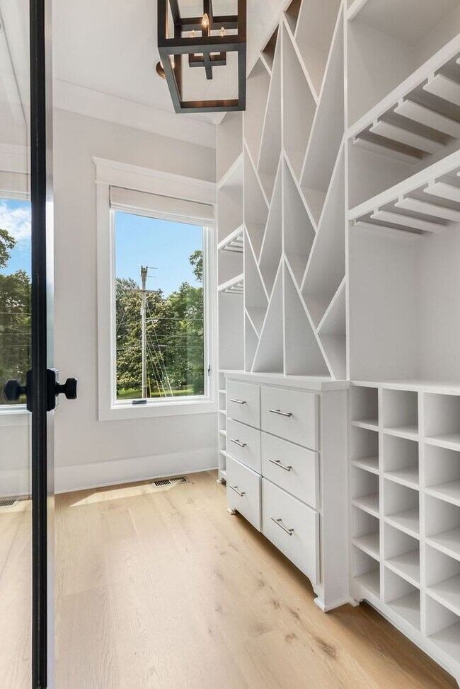 Building Photo - BEAUTIFUL CUSTOM BUILT HOME. 12 SOUTH ACRO...