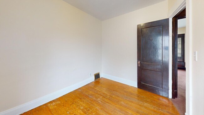 Building Photo - 2 bedroom/1 bath (upper unit)- 1ST MONTH FREE IF LEASE SIGNED BY 10/15