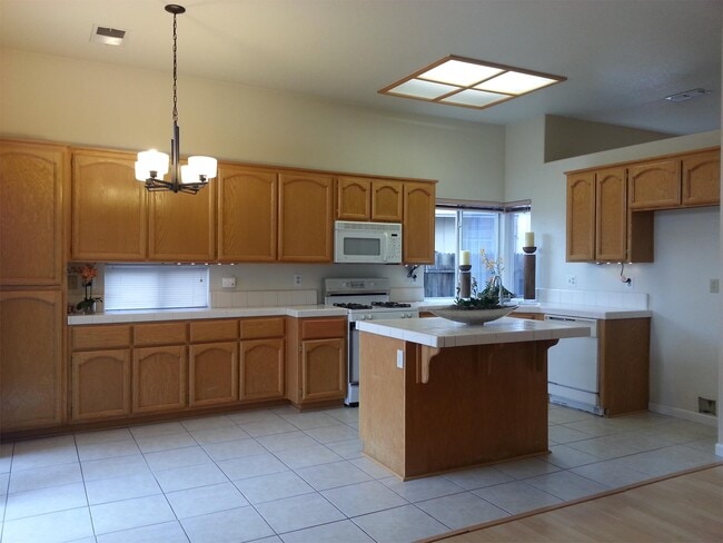 Building Photo - 2556 Du Bois Dr