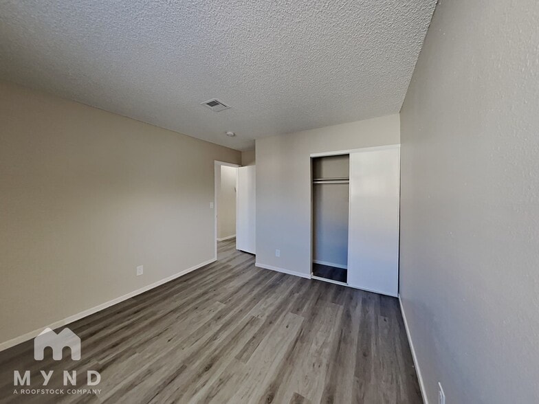 Building Photo - 6824 W Sheffield Dr