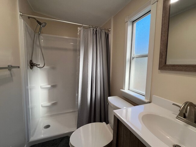 Building Photo - Newly renovated 3 Bedroom, 2 Bathroom Manu...