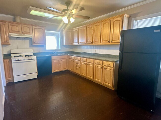 Building Photo - Spacious 3/2 on a Corner Lot!