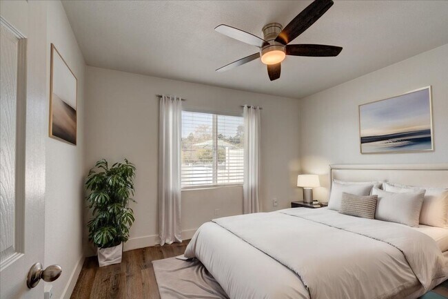 Building Photo - Golden Hill 2 Bed / 1 Bath/ 2 Parking Spac...