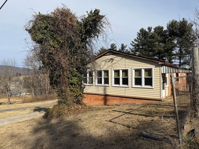 Building Photo - Charming Country Home with Spacious Yard & Mountain Views – Singers Glen, VA