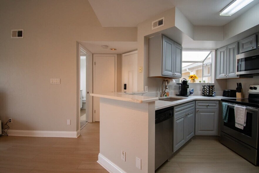 Building Photo - 1999 Island Club Dr