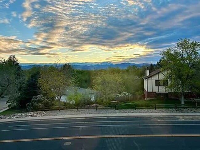 Building Photo - 4BR/4BA Updated Home with Finished Basement Suite & Landscaped Yard