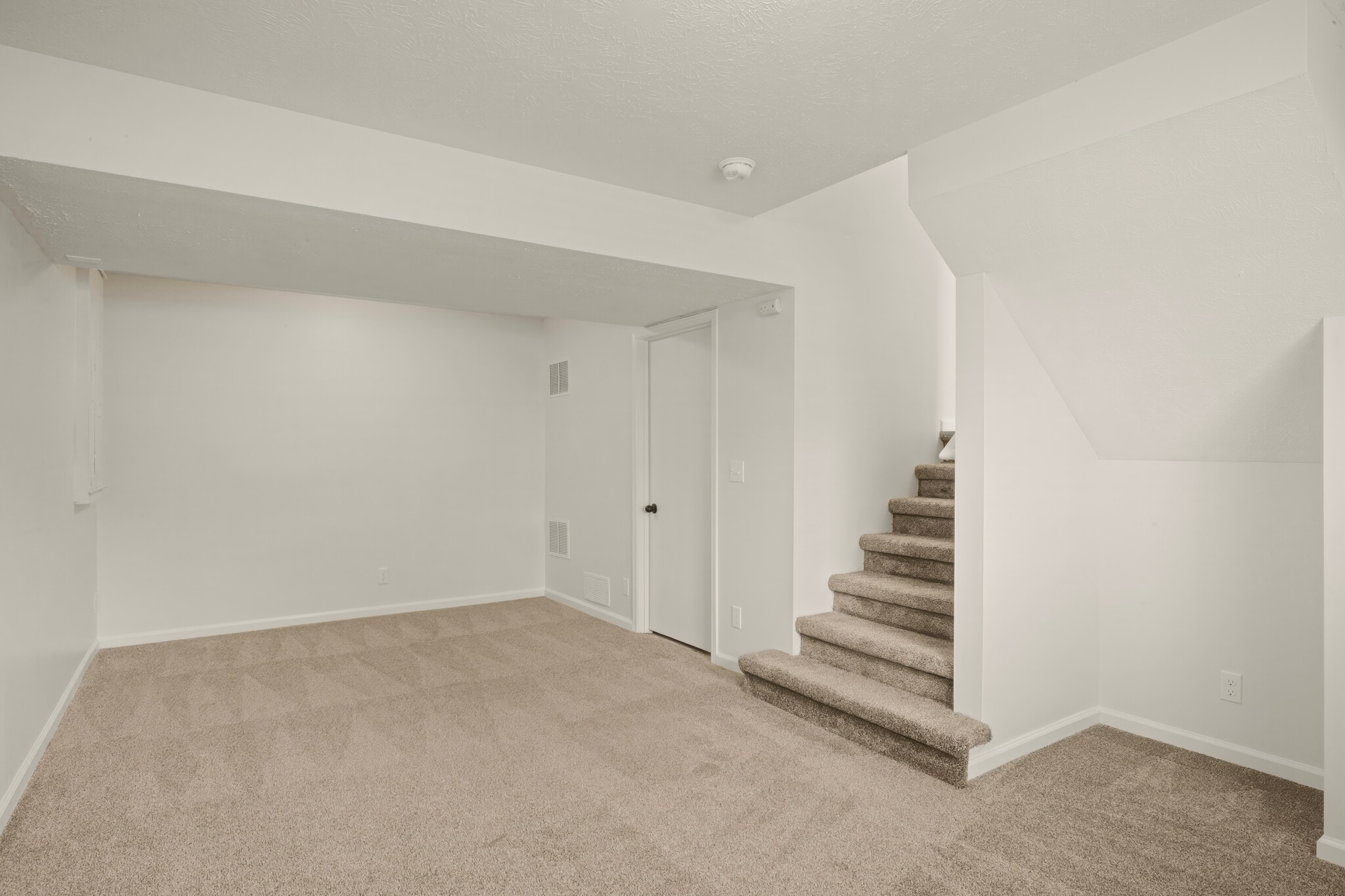 Building Photo - 2710 Mesa St