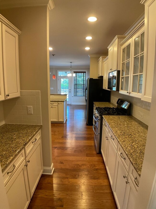 Building Photo - Absolutely Gorgeous and Spacious in Renais...