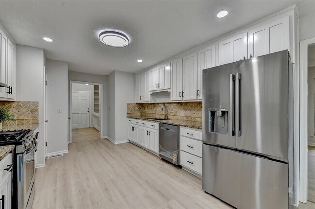 Building Photo - 5100 Forest Mist Dr