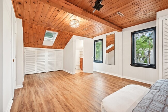 Building Photo - 10 Oakridge Ave