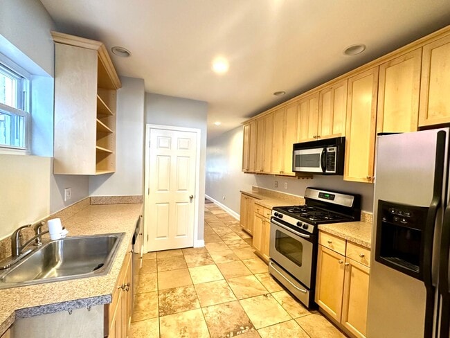 Building Photo - Charming 3 Bedroom/2.5 Bathroom Townhome in Hampden!