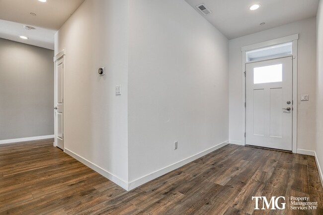 Building Photo - Single level 4 Bedroom 2 Bathroom Home in ...