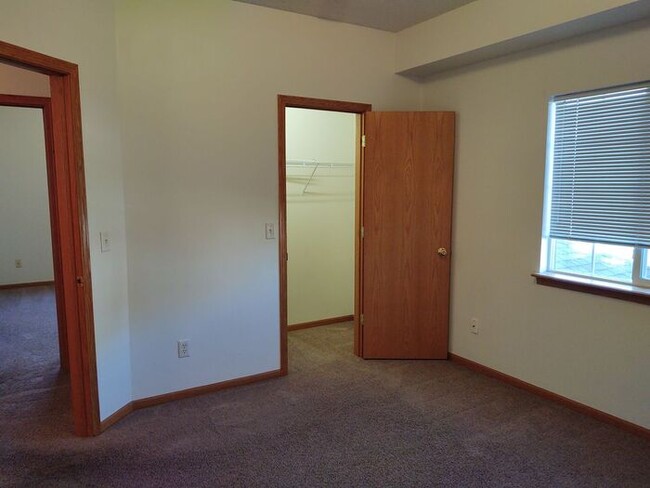 Building Photo - $1,195 | 2 Bedroom, 1 Bathroom Condo | No ...