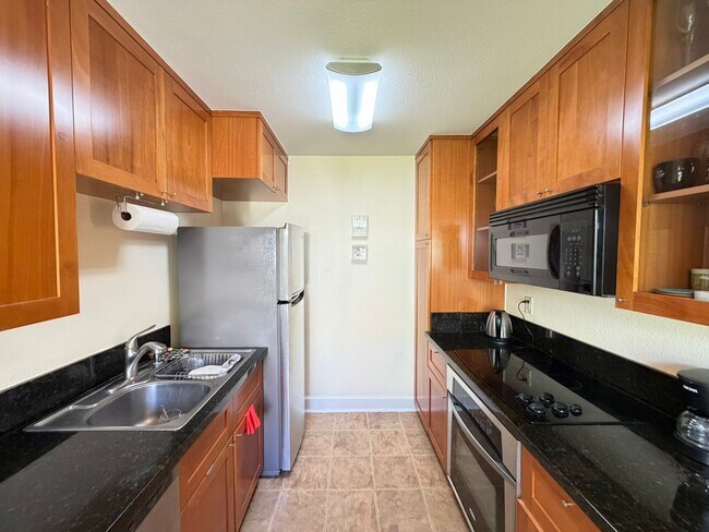 Building Photo - Large Studio in La Jolla / UTC area